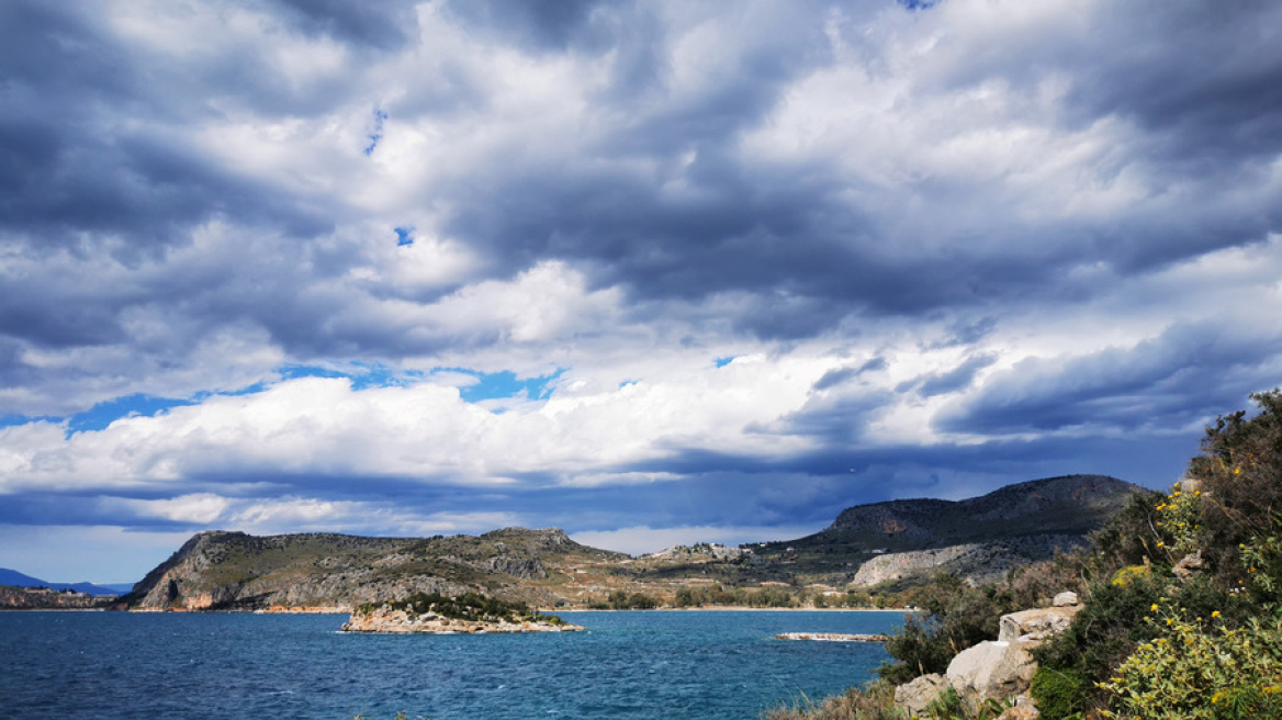 Ήπιος ο καιρός με λίγες βροχές Πέμπτη και Παρασκευή - Πτώση θερμοκρασίας και ενίσχυση ανέμων έως 8 μποφόρ το Σαββατοκύριακο