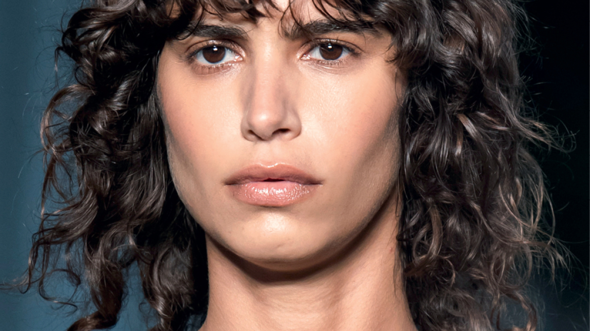 Πώς θα αποκτήσετε τέλειες μπούκλες στα σγουρά μαλλιά σας