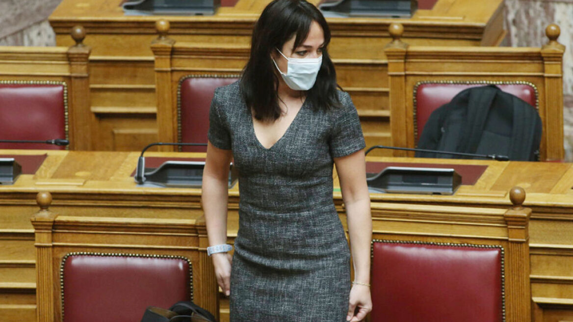 Δόμνα Μιχαηλίδου: Με κομψό pencil φόρεμα στη Βουλή