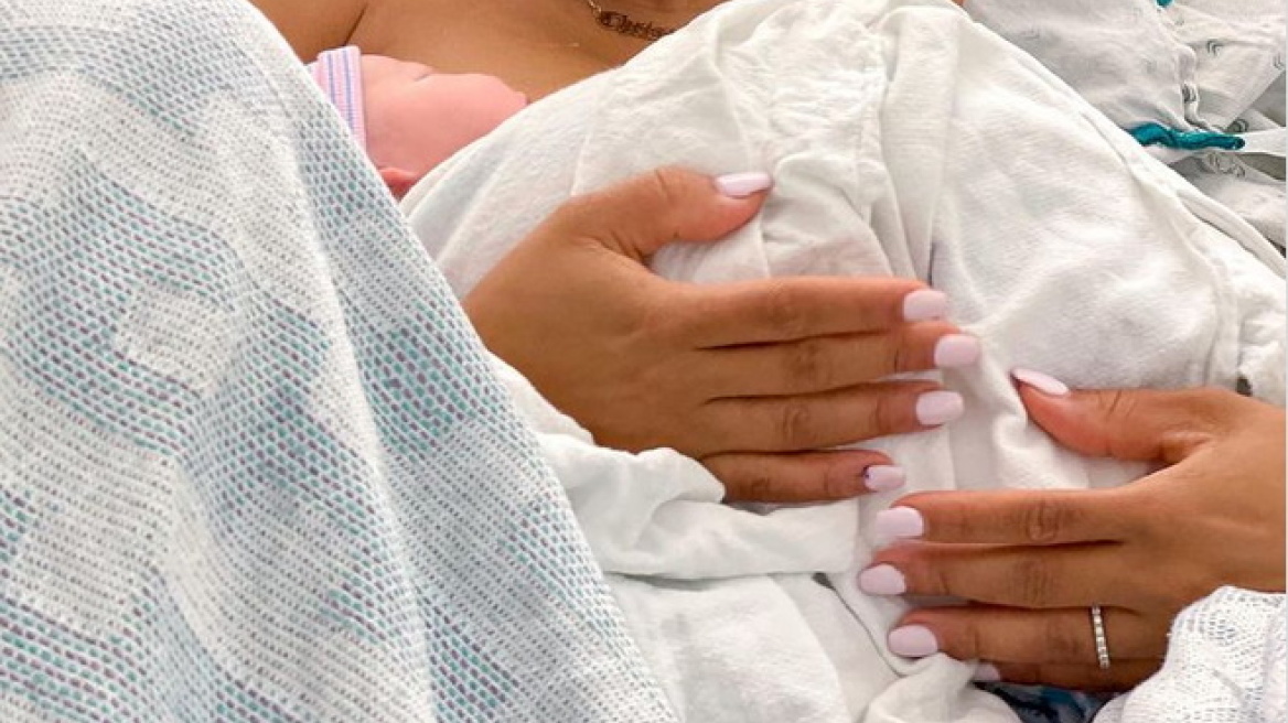 Γνωστή τραγουδίστρια έφερε στον κόσμο το τρίτο της παιδί