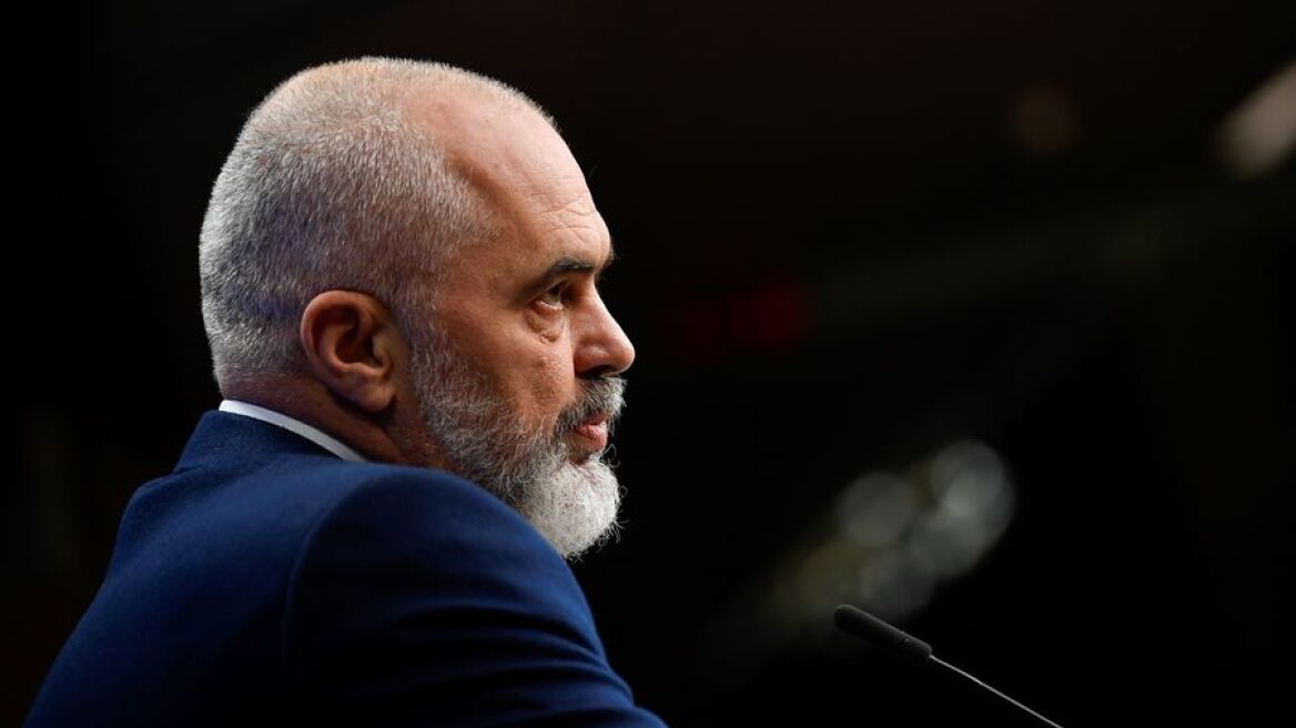 Τα γυρίζει ο Ράμα: Θέλησα να αστειευτώ με τη λέξη «λαθρεμπόριο» για τα εμβόλια