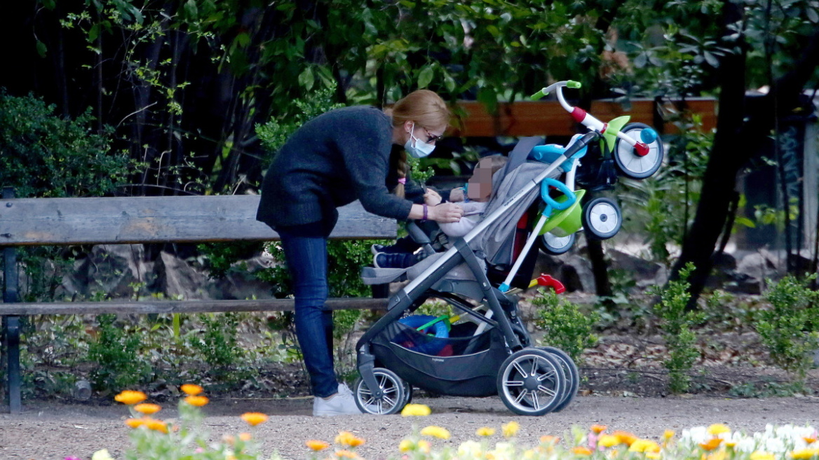 Η Ιωάννα Παππά φόρεσε skinny jeans και λευκά sneakers για τη βόλτα με τον γιο της