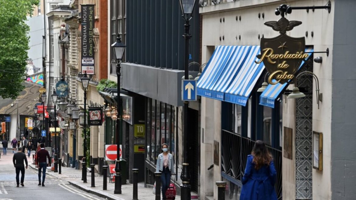 Κορωνοϊός - Βρετανία: Δεν προχωρά το σχέδιο για είσοδο σε κλαμπ και events με «διαβατήριο εμβολιασμού»