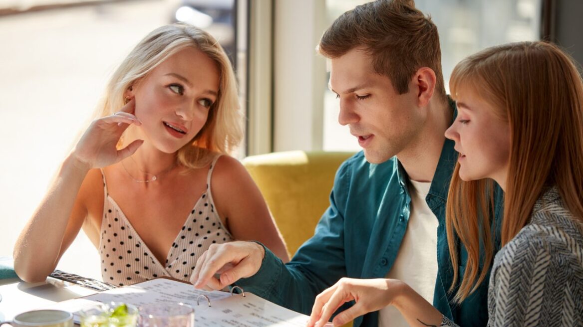 Τρώμε ό,τι θέλουμε ή ό,τι τρώει ο διπλανός μας; Η απάντηση θα σας εκπλήξει