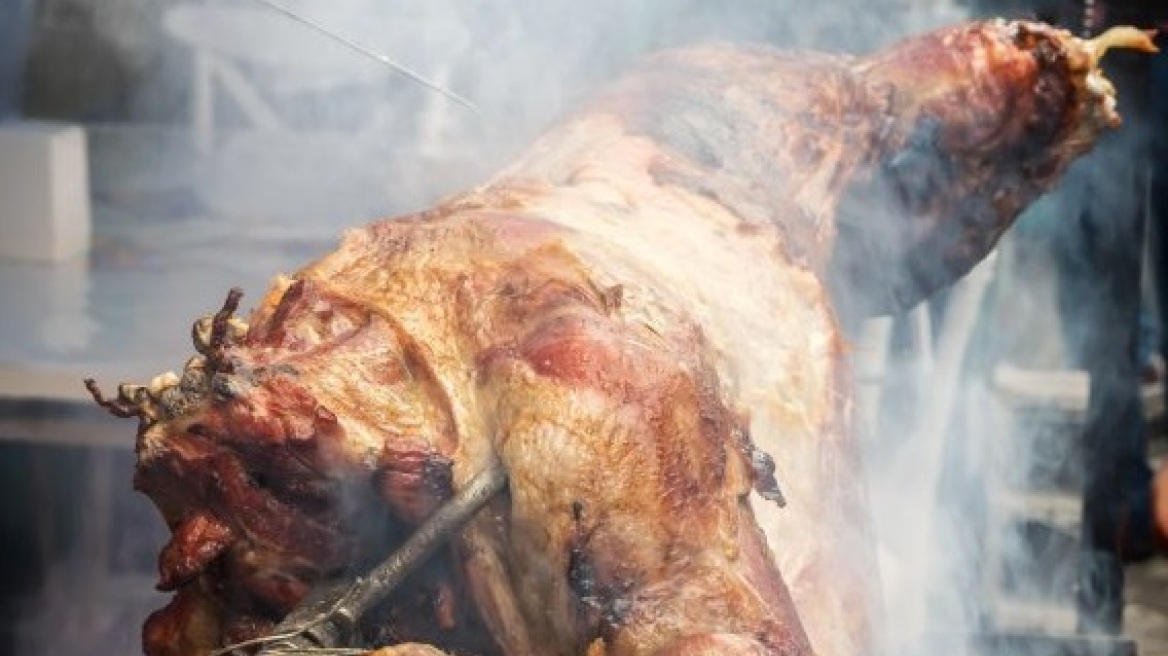 Αρνί στη σούβλα: Τα μυστικά για το τέλειο ψήσιμο