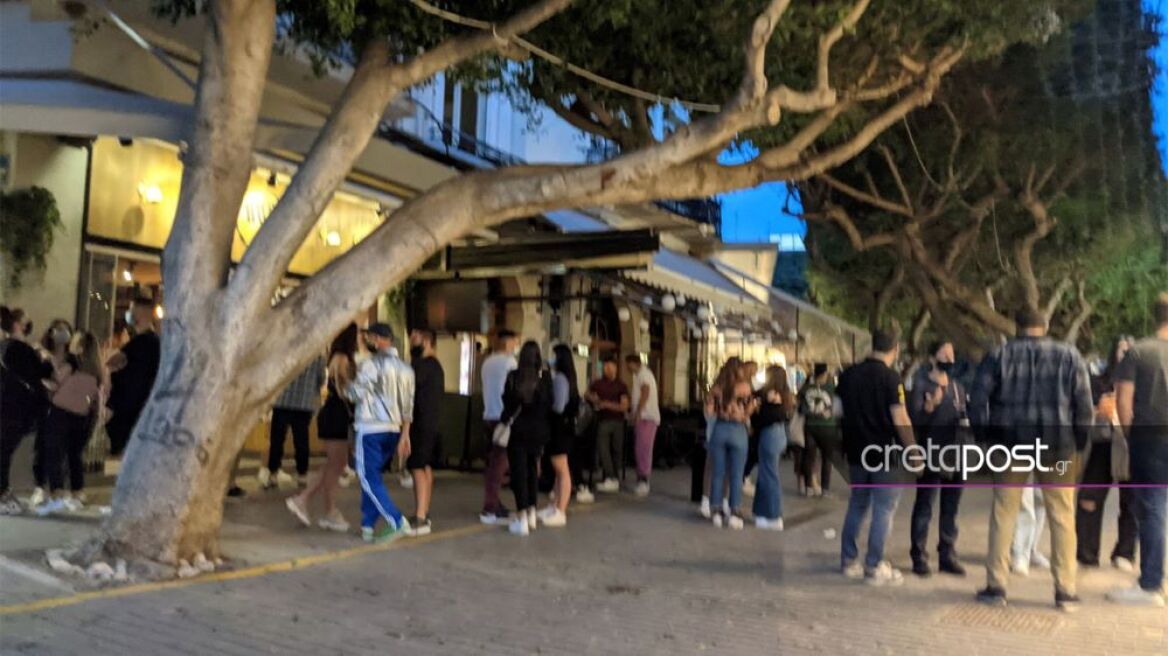 Κρήτη: Γέμισαν οι πλατείες στο Ηράκλειο – Εικόνες συνωστισμού στο κέντρο της πόλης