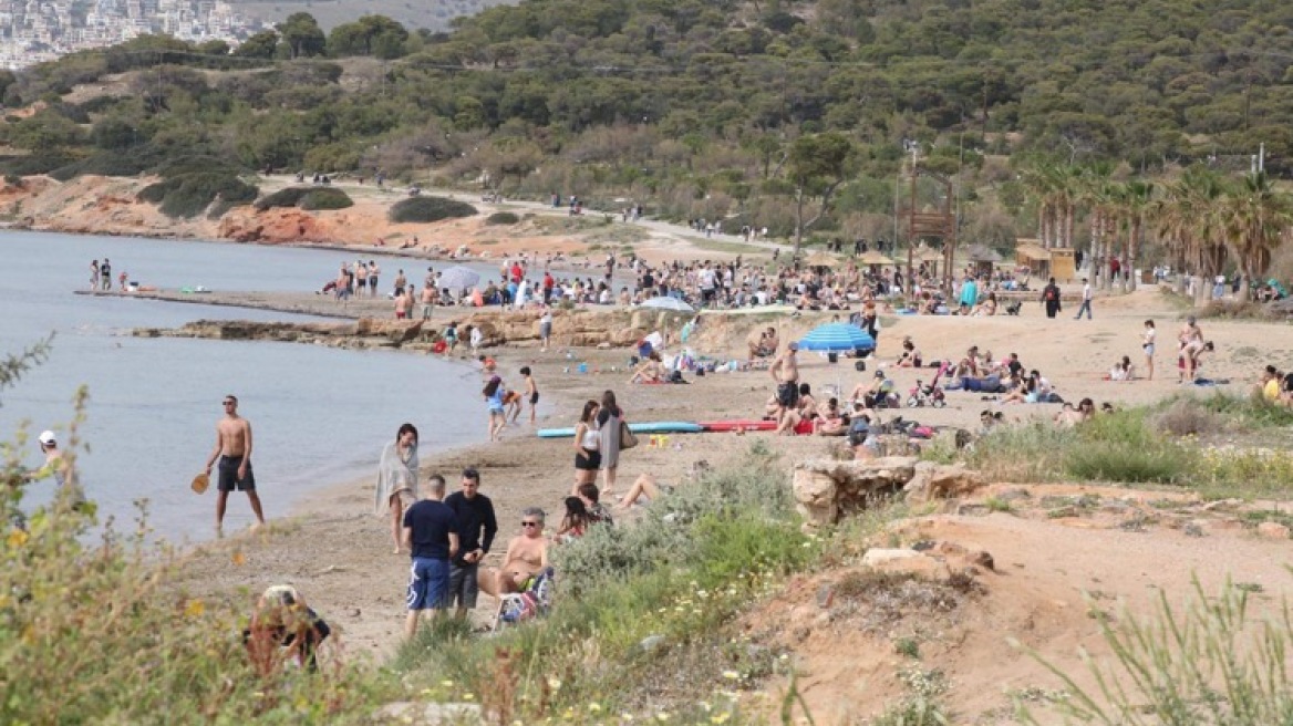 Κρήτη: Στις παραλίες για το Μεγάλο Σάββατο βγήκαν οι κάτοικοι του Ηρακλείου