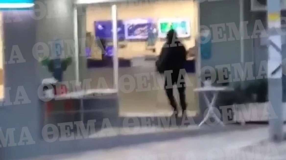 Θρασύτατη ληστεία σε πρακτορείο ΟΠΑΠ στο Πολύγωνο - Δείτε το βίντεο