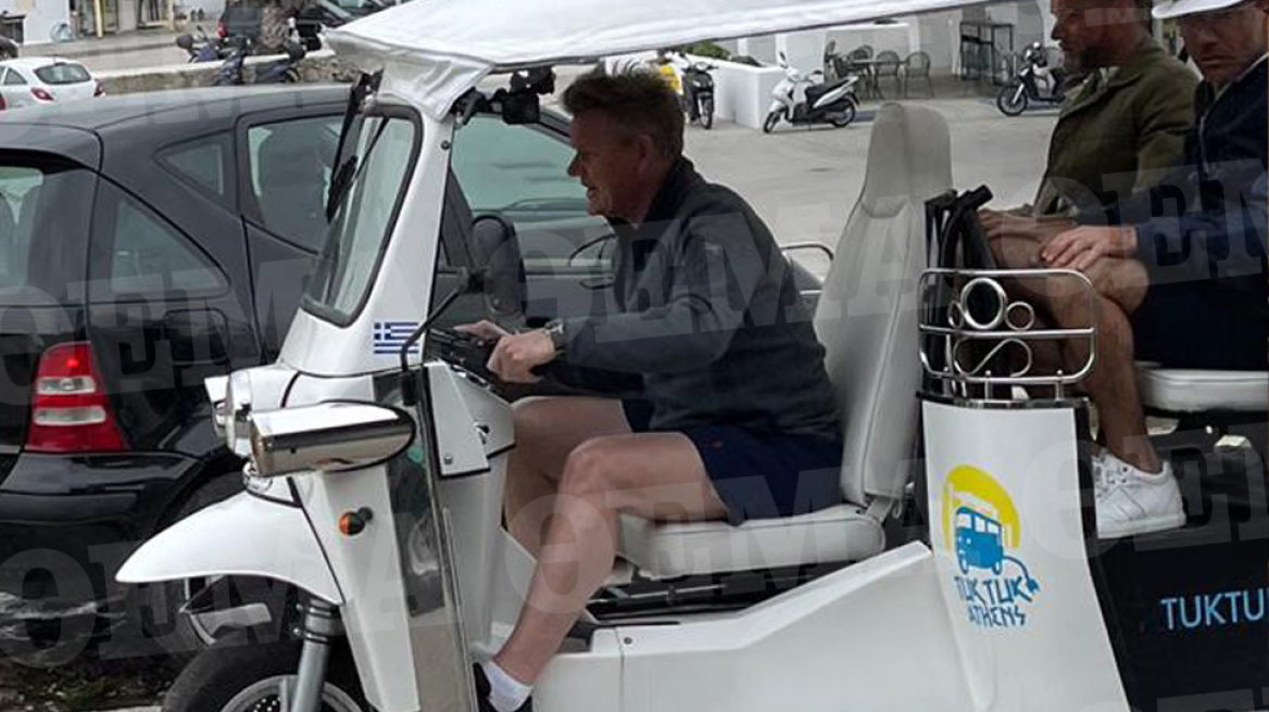 Γκόρντον Ράμσει: Με tuk tuk στη Μύκονο ο σεφ με την περιουσία των 200 εκατ. λιρών