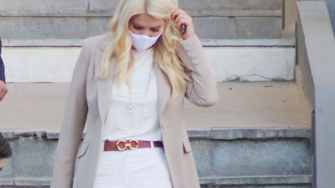 Η Ελένη Μενεγάκη φόρεσε το τέλειο τζιν για την άνοιξη