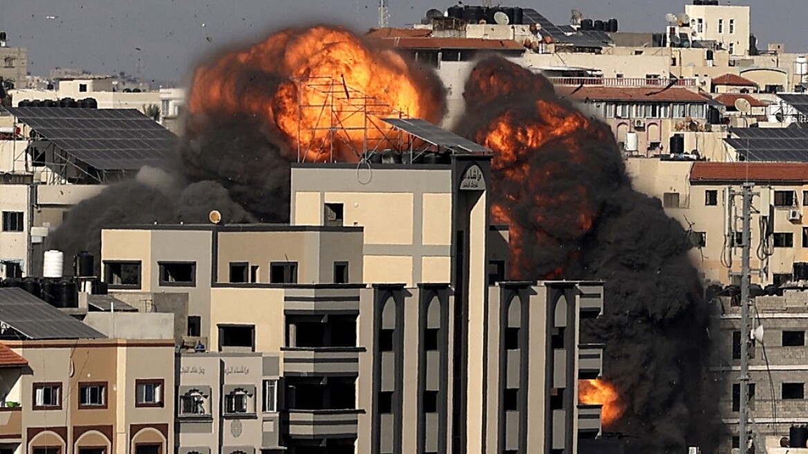 Χιλιάδες Παλαιστίνιοι εγκαταλείπουν τα σπίτια τους - Οι Ισραηλινοί συνεχίζουν τους βομβαρδισμούς στη Γάζα