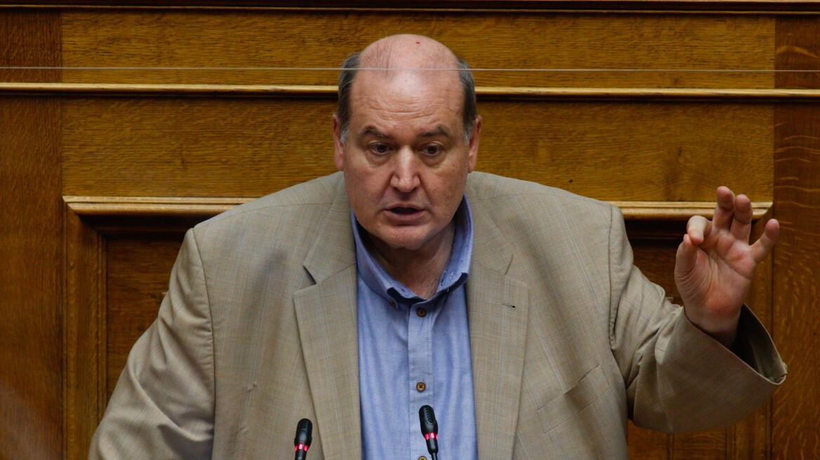 Φίλης: Τρία μέτρα τώρα για την πανδημία - Οικονομικά κίνητρα για τον εμβολιασμό των άνω των 65 