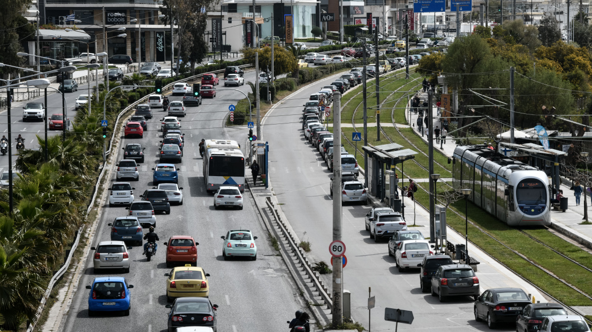 Καραμπόλα 4 οχημάτων στην Ποσειδώνος - Μποτιλιάρισμα σε Παραλιακή, Κηφισό και Αττική Οδό, δείτε βίντεο