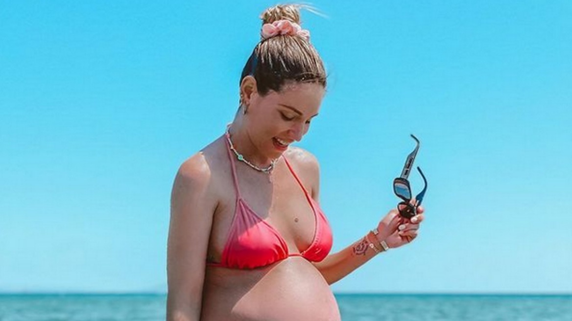 Το κόκκινο μπικίνι που επέλεξε η Αθηνά Οικονομάκου στον 9ο μήνα της εγκυμοσύνης της