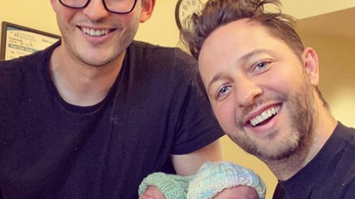 Γνωστός δημοσιογράφος απέκτησε με τον σύντροφό του δίδυμα 