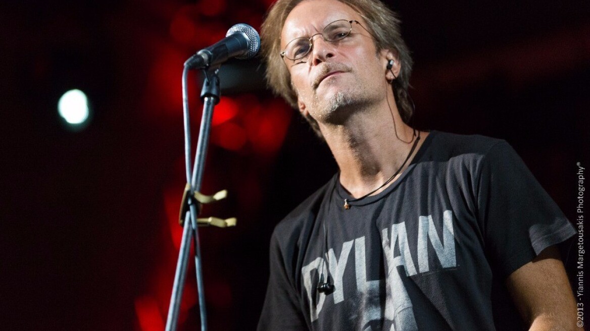 Ο Μίλτος Πασχαλίδης τραγουδά Χρήστο Νικολόπουλο 