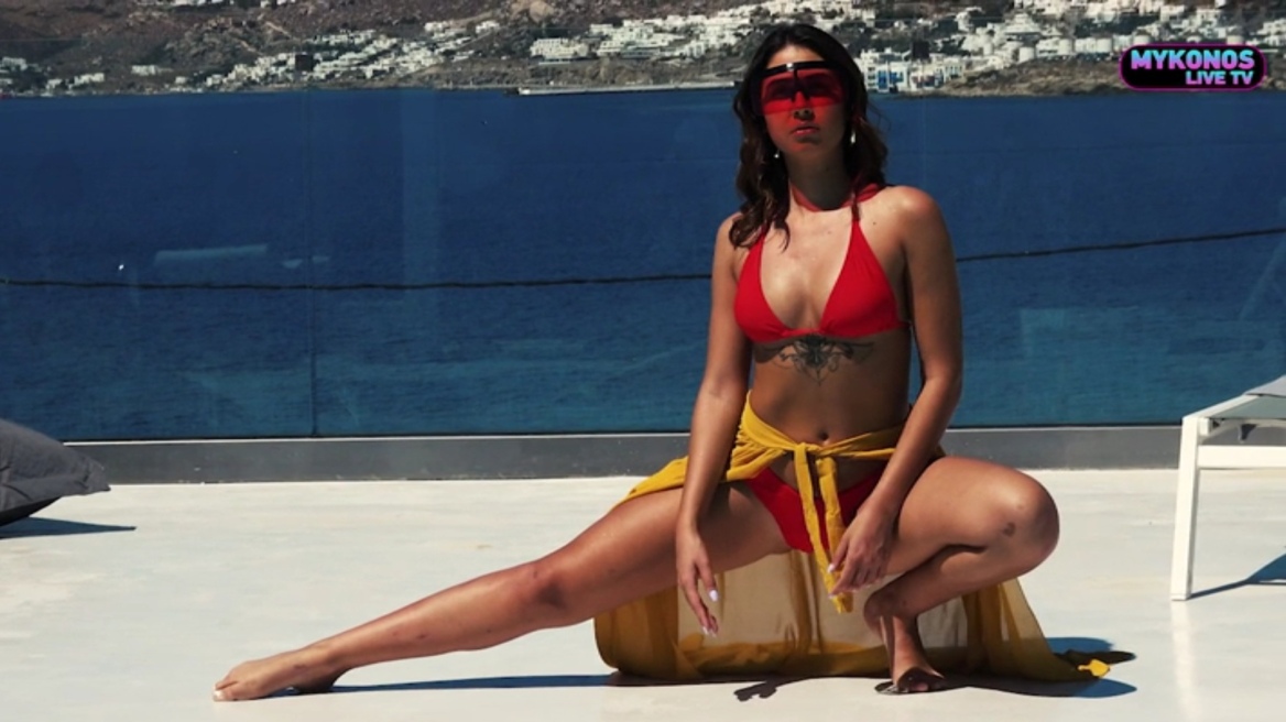 Μύκονος: Η Έλενα «Μαριπόζα» φωτογραφίζεται με μαγιό - Δείτε το βίντεο