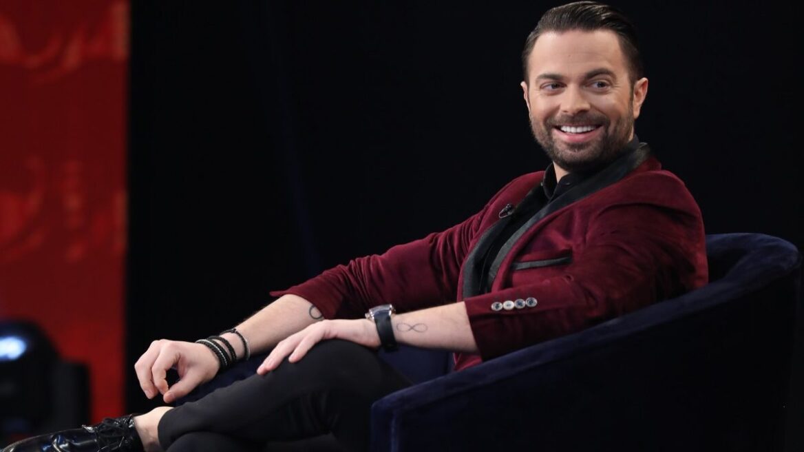 Ηλίας Βρεττός: Η κάμερα τον συνέλαβε με νέο αμόρε στη Μύκονο