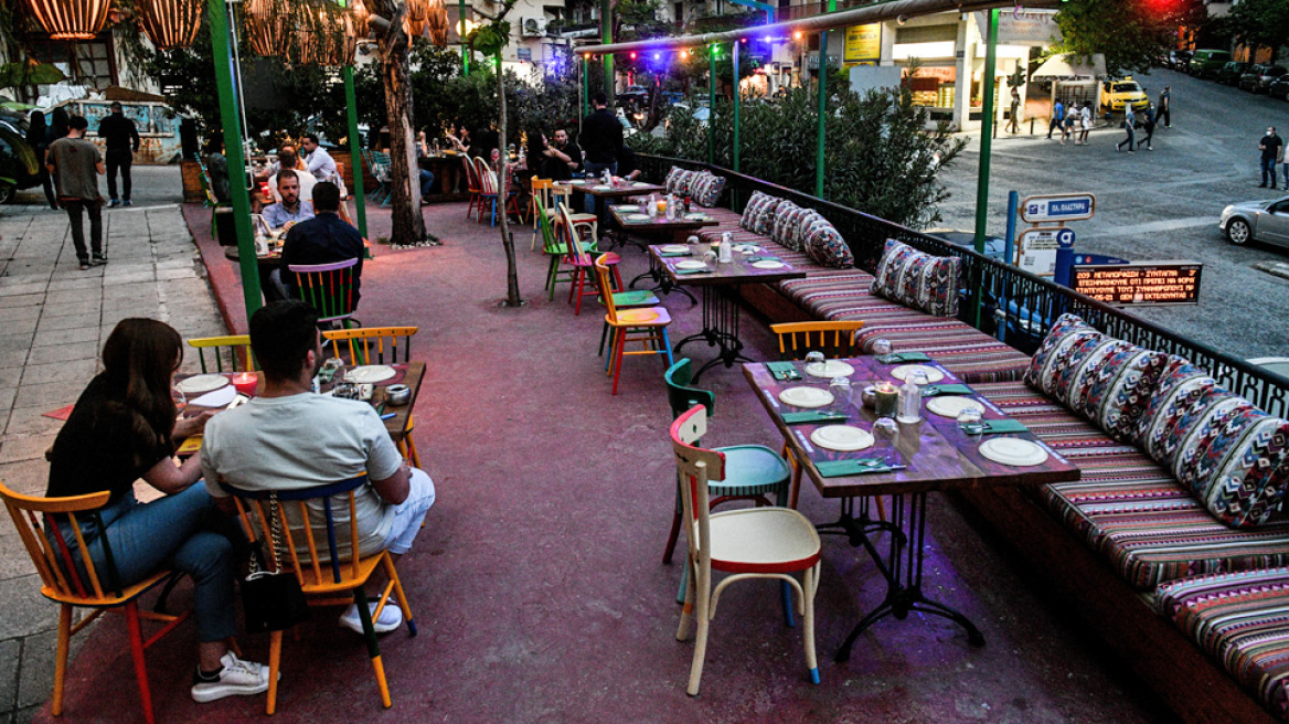 Κορωνοϊός: «Κλειδί» οι νέοι για την οικοδόμηση τείχους ανοσίας - Έκκληση στους κάτω των 40 να εμβολιαστούν