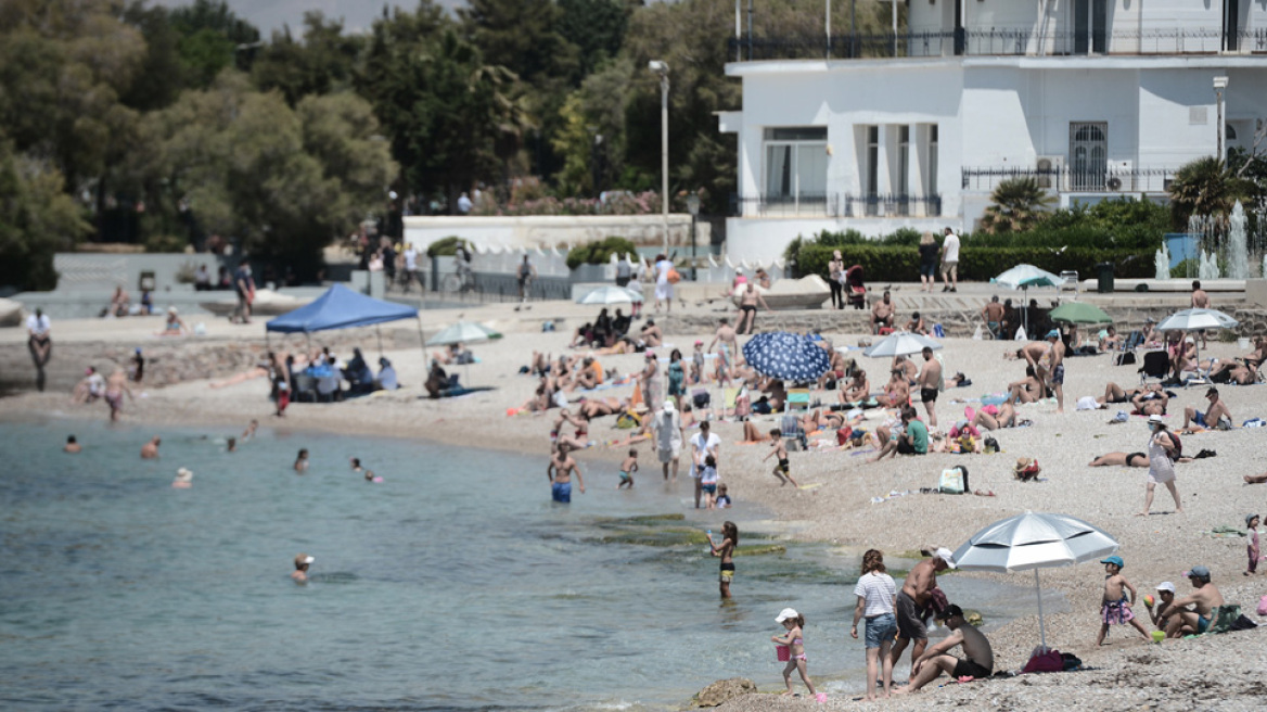 «Ξεχύθηκαν» στις παραλίες οι Αθηναίοι για βουτιές και ηλιοθεραπεία - Δείτε φωτογραφίες