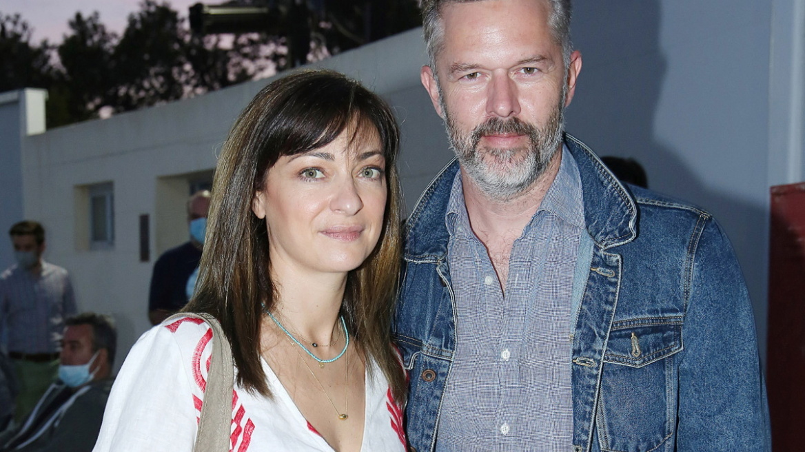 Τι φόρεσαν η 'Εμιλυ Κολιανδρή και η Σμαράγδα Καρύδη στην θεατρική τους έξοδο