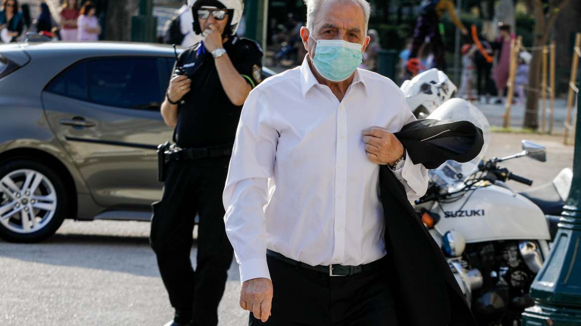 Αλέκος Φλαμπουράρης: Λύθηκε το «μυστήριο» με την εξαφάνιση του αυτοκινήτου του – Το είχε πάρει ο γερανός