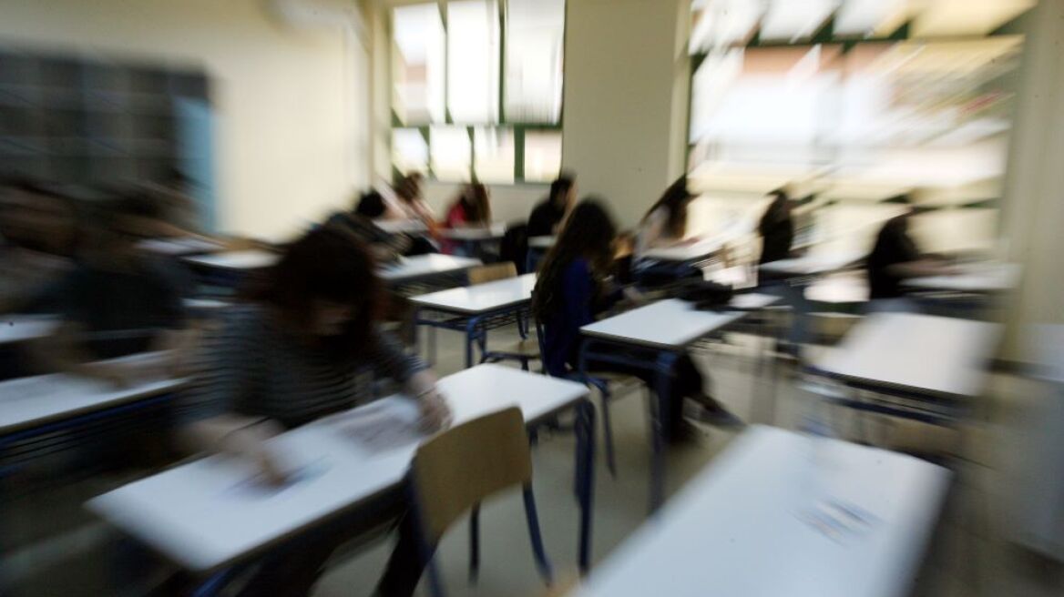 Θεσσαλονίκη: Σχολείο απαγορεύει τα σορτς και τις κοντές φούστες σε μαθήτριες, καταγγέλλει μητέρα μαθητή