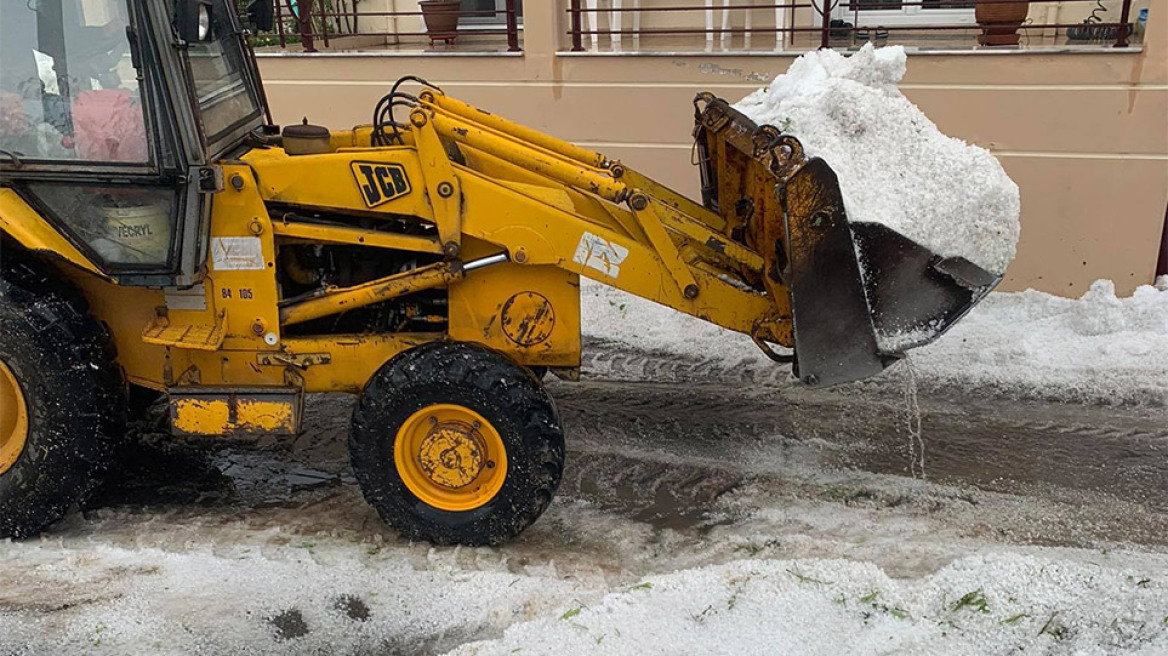 Κοζάνη: Απομάκρυναν με σκαπτικό το χαλάζι που είχε στρωθεί στους δρόμους της πόλης - Δείτε βίντεο