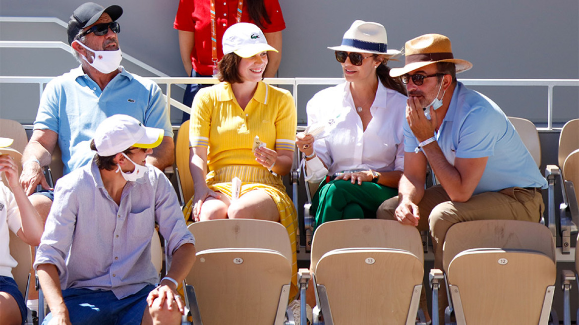 Μελ Γκίμπσον, Ζαν Ντυζαρντέν και άλλοι διάσημοι στην κερκίδα για τον καθηλωτικό αγώνα Τσιτσιπά - Τζόκοβιτς