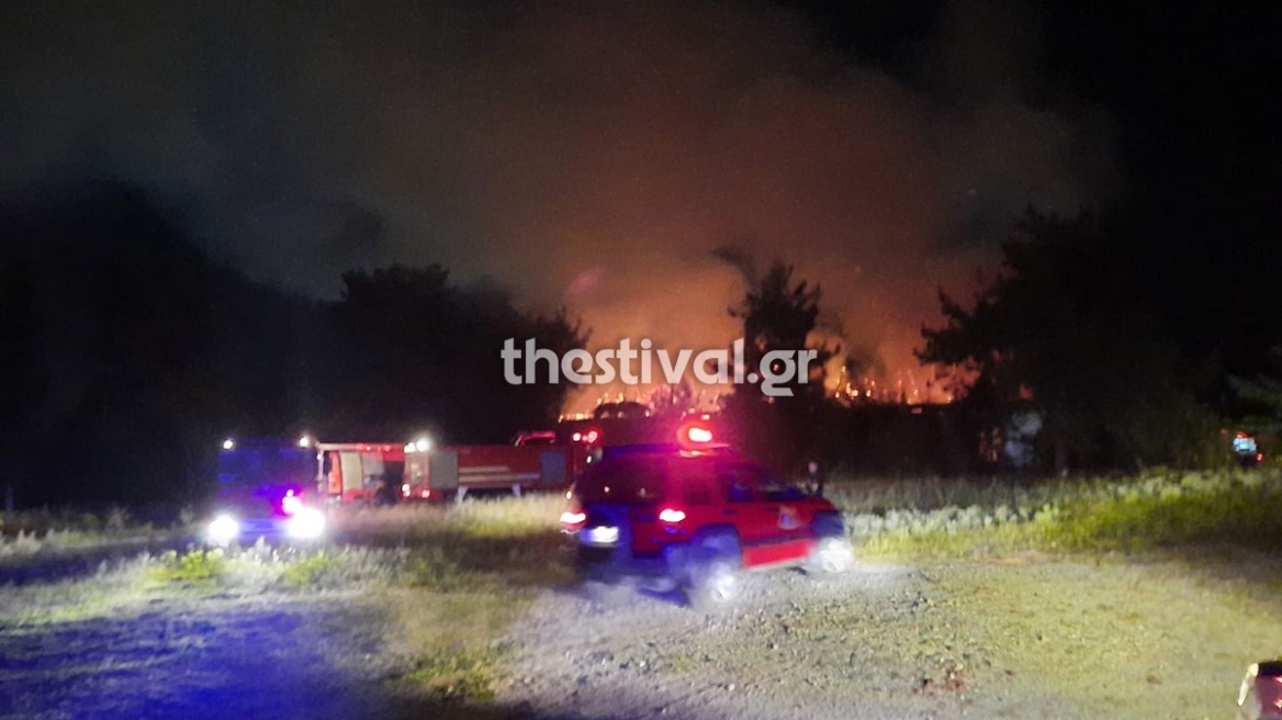 Θεσσαλονίκη: Φωτιά στο πρώην στρατόπεδο Καρατάσιου (βίντεο)