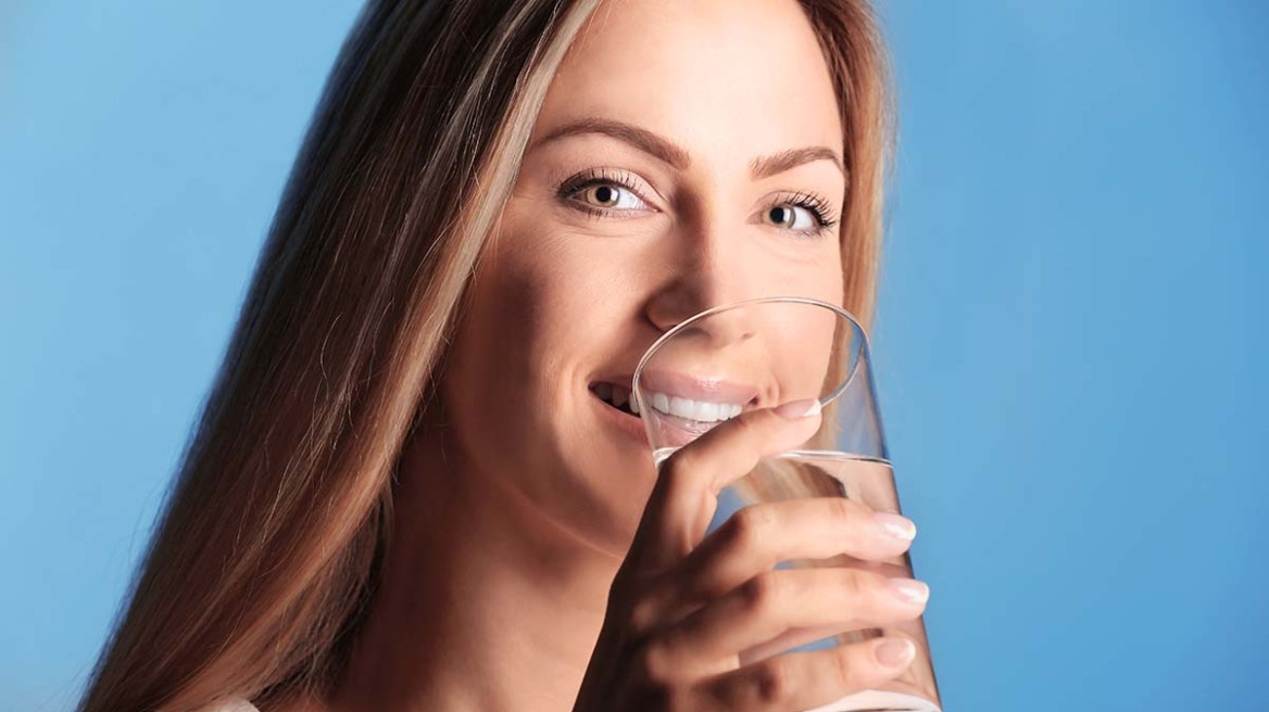 Τι κερδίζετε πίνοντας ένα ποτήρι νερό κάθε πρωί