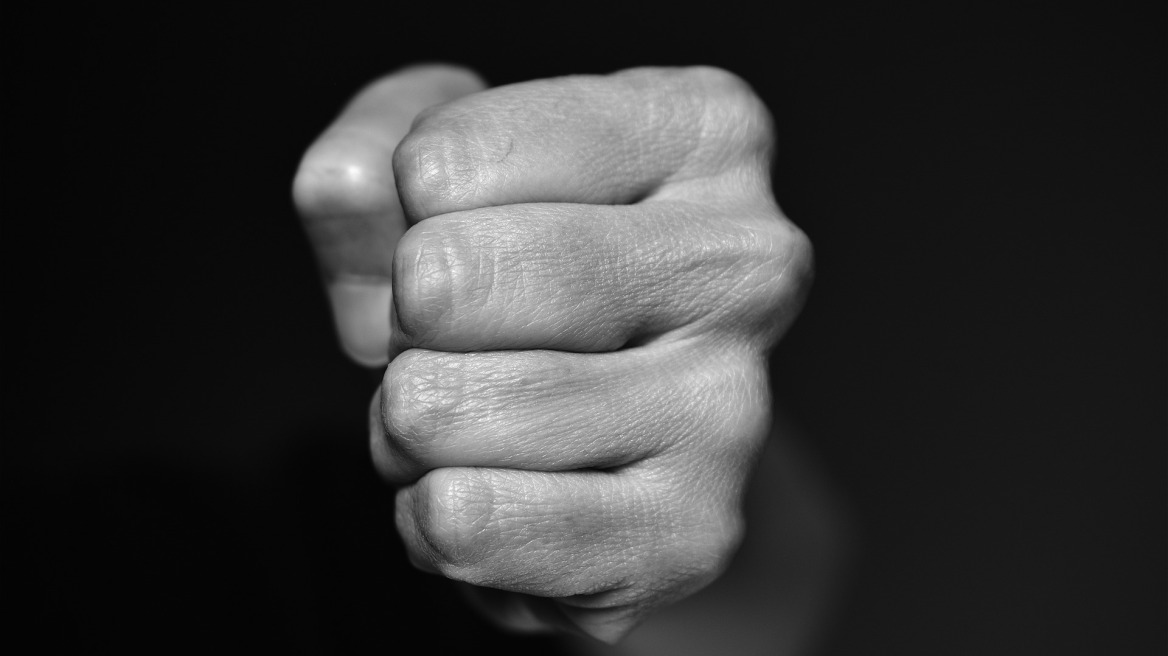 Χτύπησε τη μητέρα του και τα έσπασε στο σπίτι τους