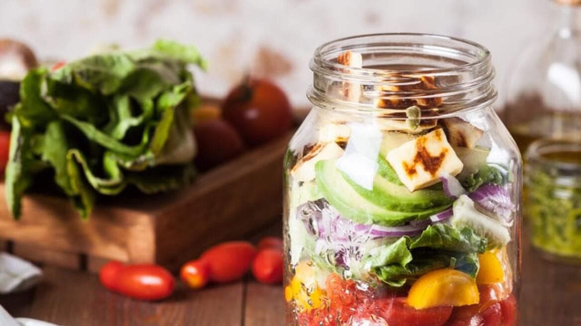 Φτιάχνουμε καλοκαιρινή σαλάτα με φρούτα σε βάζο