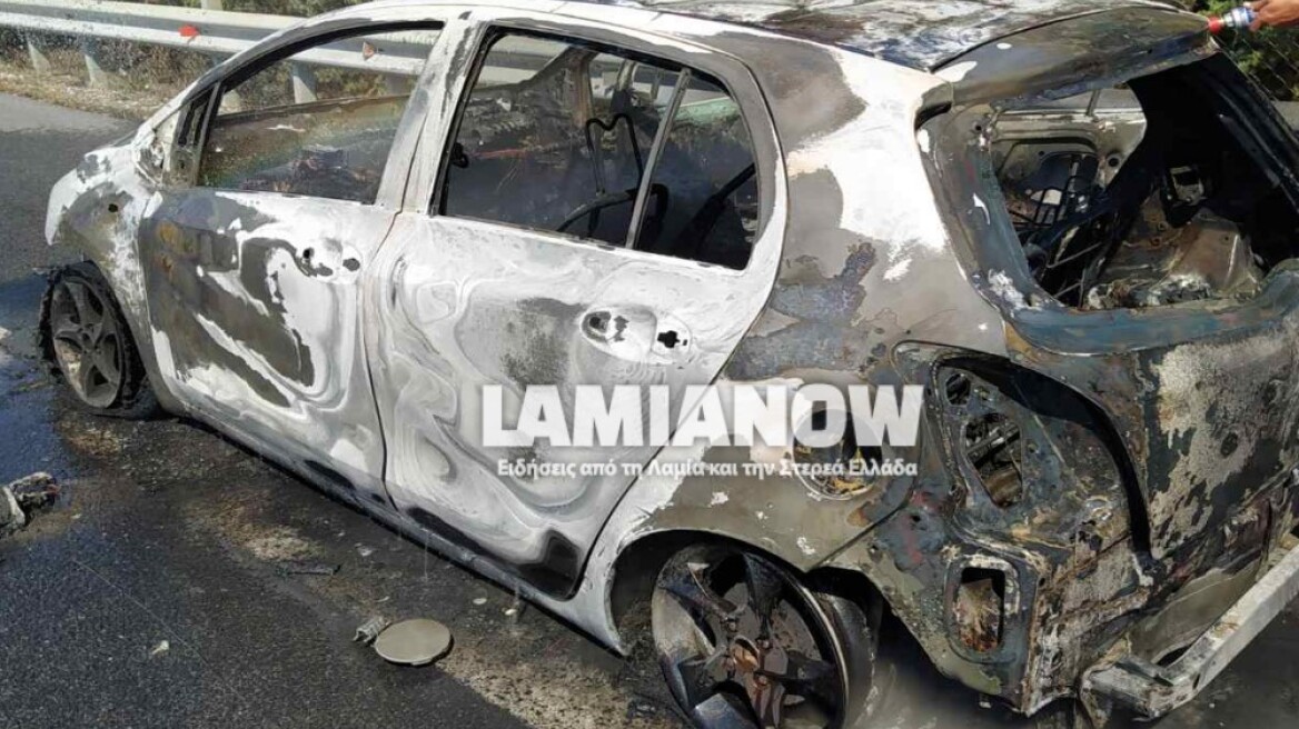 Φθιώτιδα: Αυτοκίνητο τυλίχθηκε στις φλόγες εν κινήσει - Πρόλαβαν και βγήκαν έξω οι επιβαίνοντες