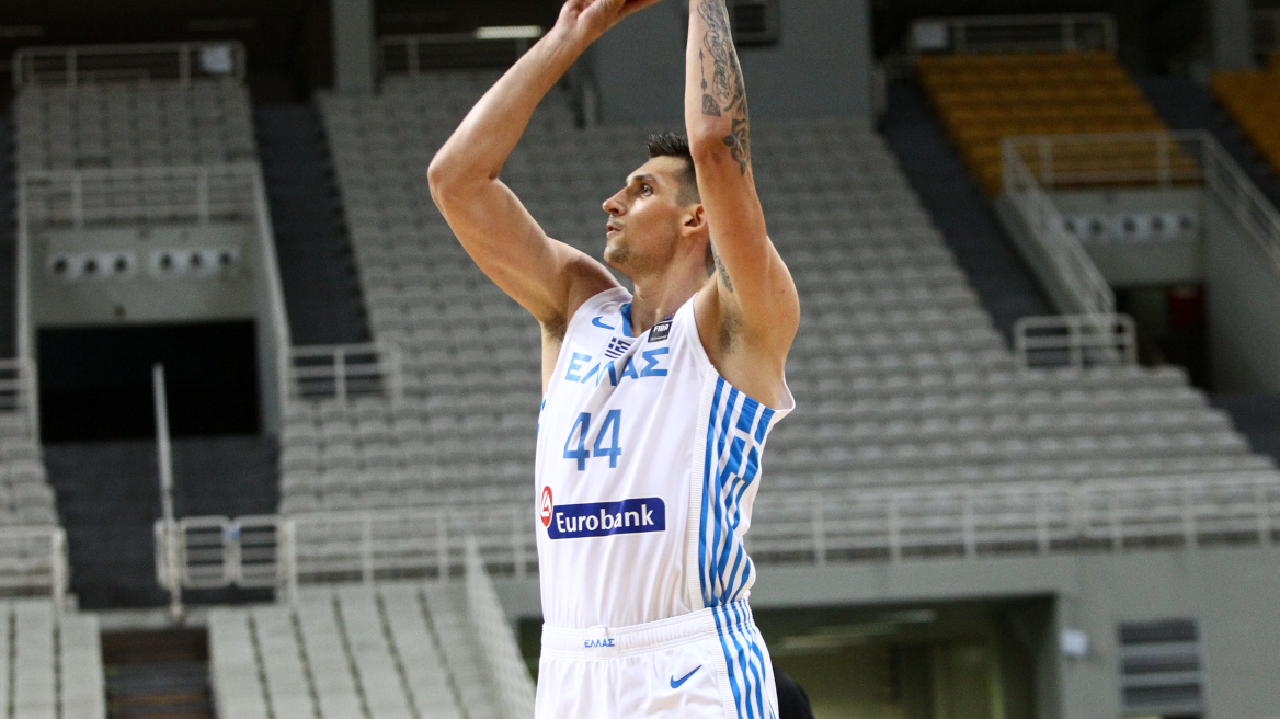 «Βόμβα» στον Παναθηναϊκό: Προβάρει το κοστούμι της Αρμάνι ο Μήτογλου