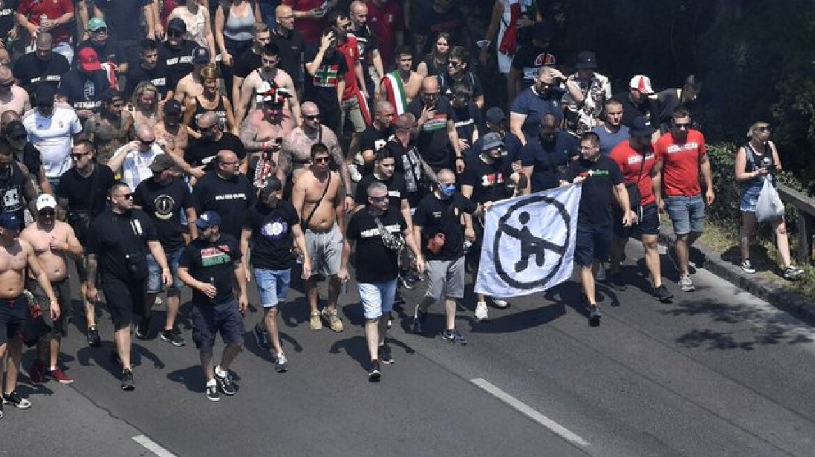 EURO 2020: Ούγγροι οπαδοί κατά της διαμαρτυρίας εναντίον του ρατσισμού!