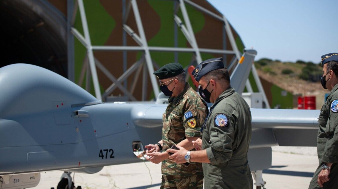 Στη Σκύρο ο αρχηγός ΓΕΕΘΑ: Επισκέφτηκε την μονάδα από την οποία επιχειρεί το μη επανδρωμένο αεροσκάφος HERON 1