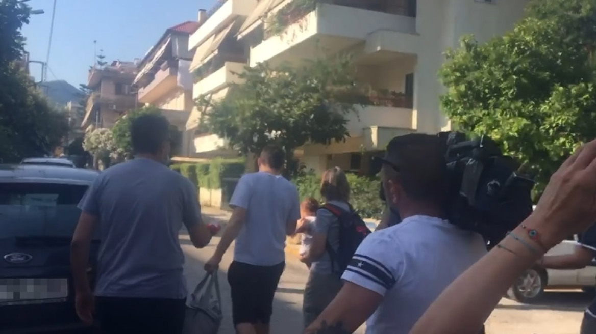 Έγκλημα στα Γλυκά Νερά: Με το μωρό στην αγκαλιά η μητέρα του Μπάμπη πάει να συναντήσει τη μητέρα της Καρολάιν