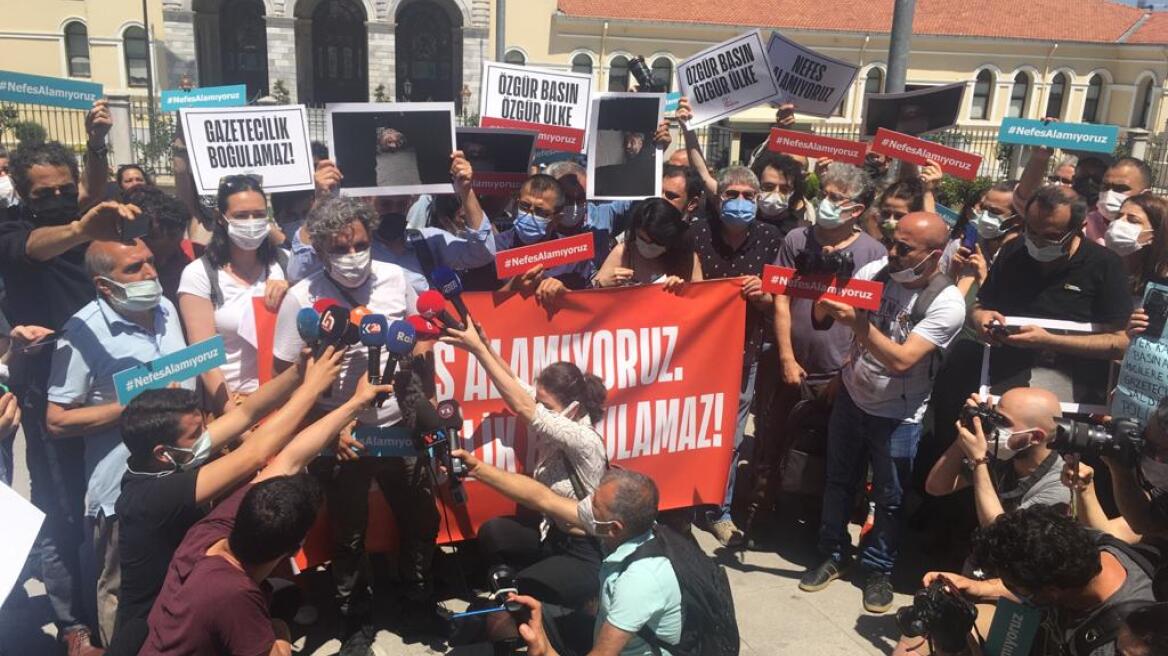 Τουρκία: Δεκάδες δημοσιογράφοι διαδήλωσαν σε Πόλη και Άγκυρα μετά τη σύλληψη φωτορεπόρτερ του AFP