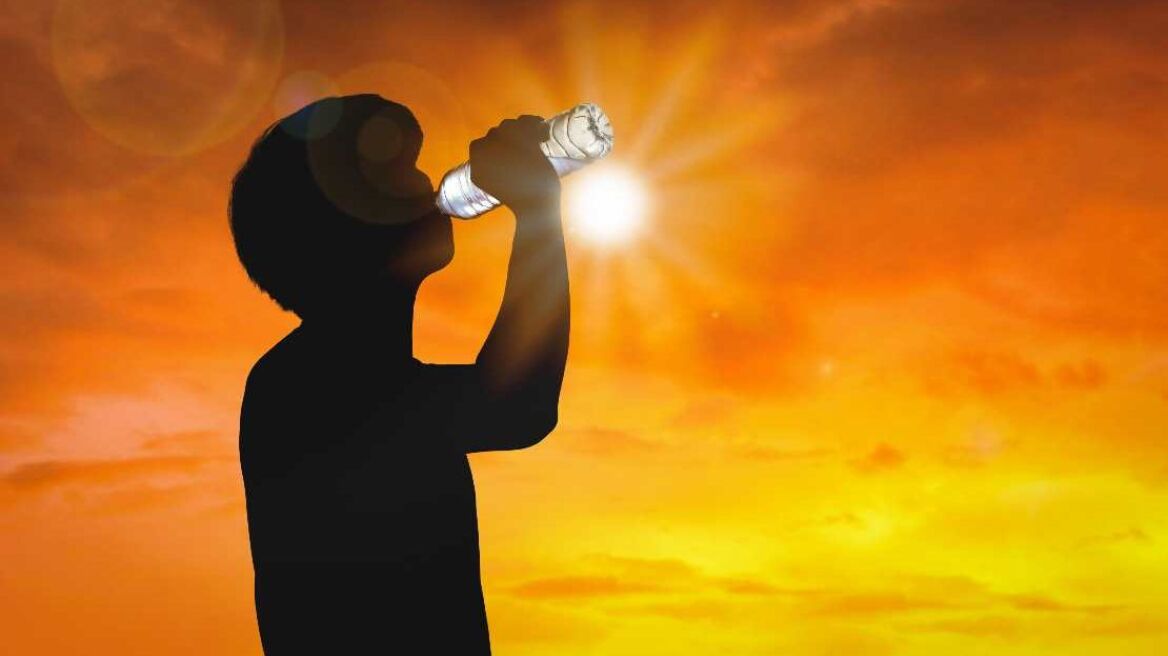 Καύσωνας: Ποια τρόφιμα βοηθούν να μείνουμε  δροσεροί, ημέρα και νύχτα.