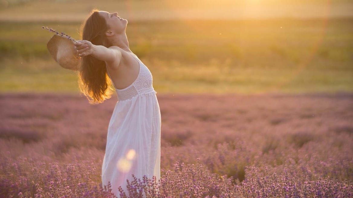 Τι μας «κλέβει» και τι μας χαρίζει την ευτυχία – Και για πόσο