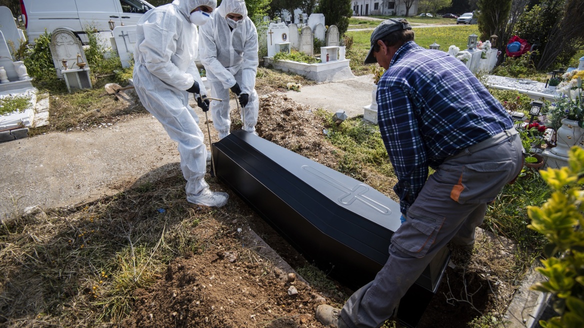 Εύβοια: Ιερέας άνοιξε φέρετρο 77χρονου που πέθανε από covid-19 και φώναζε ότι δεν υπάρχει κορωνοϊός - Δείτε βίντεο