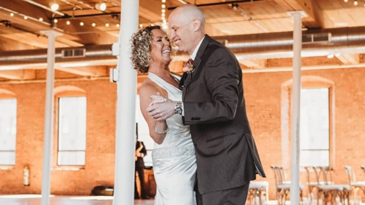 Ένας 56χρονος με Αλτσχάιμερ ξέχασε ότι είναι παντρεμένος και ερωτεύτηκε τη… γυναίκα του για 2η φορά (pics)