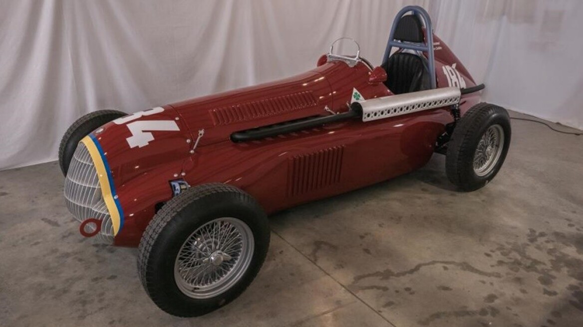 Δεν θα πιστεύετε ποιο μοντέλο κρύβεται κάτω από αυτό το ρετρό αγωνιστικό