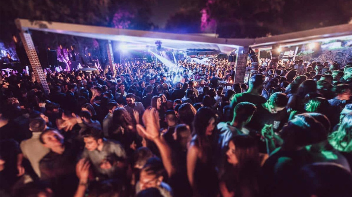 Επιστροφή σε μέτρα και πρόστιμα: Nύχτα και νεολαία τρομάζουν για 4ο σκληρό κύμα της πανδημίας 