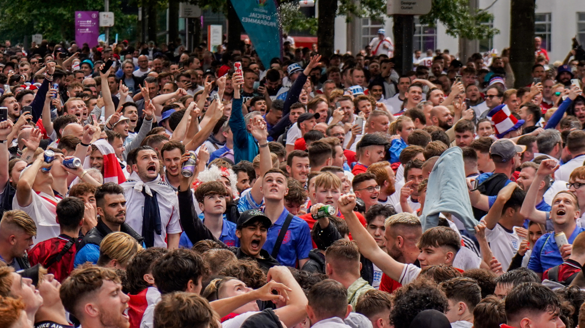 Στον πυρετό του ημιτελικού οι Άγγλοι: Χιλιάδες οπαδοί έξω από το Γουέμπλεϊ - Γεμάτες οι παμπ από νωρίς