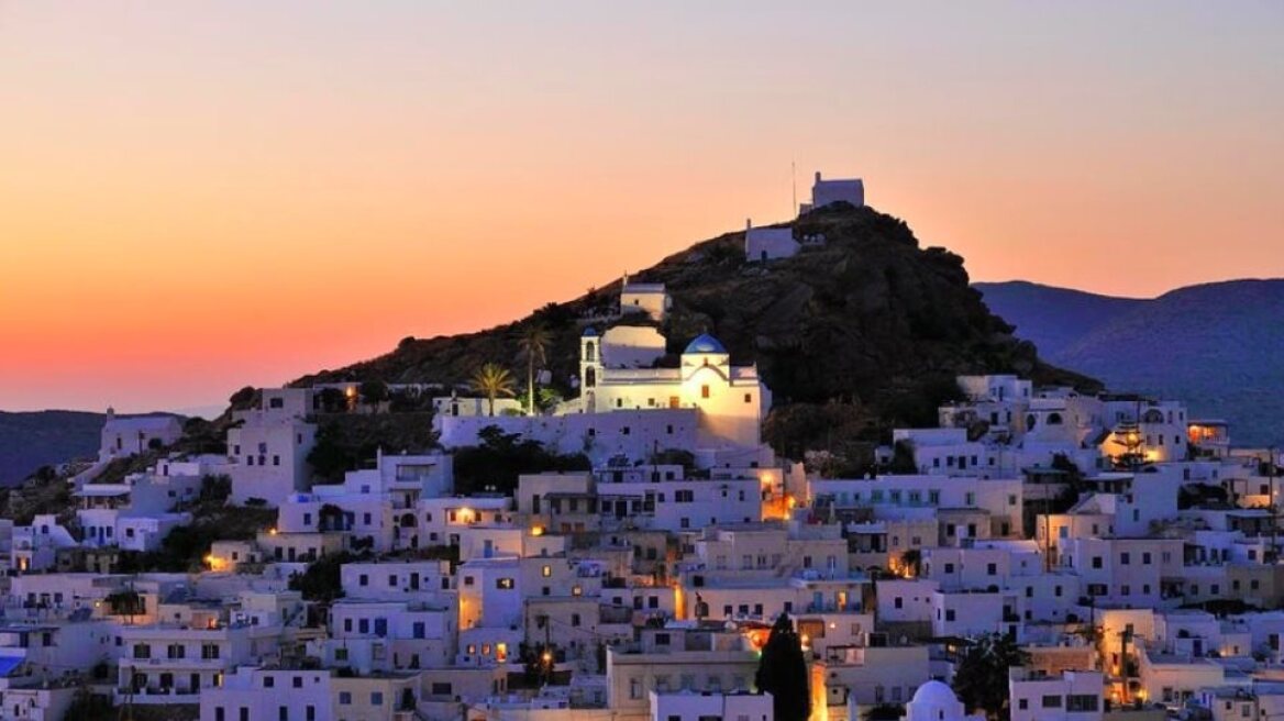 Ίος: «Βρισκόμασταν στους ίδιους χώρους του πλοίου με τους άλλους επιβάτες», λέει νεαρός που επέστρεψε στον Πειραιά