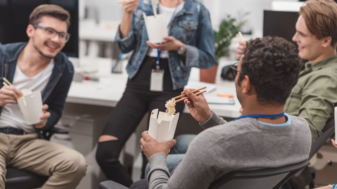 Φαγητό στην εργασία: τα υπέρ και τα κατά