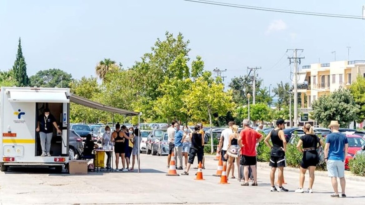 Rapid test: Ουρές και σήμερα στα νότια προάστια