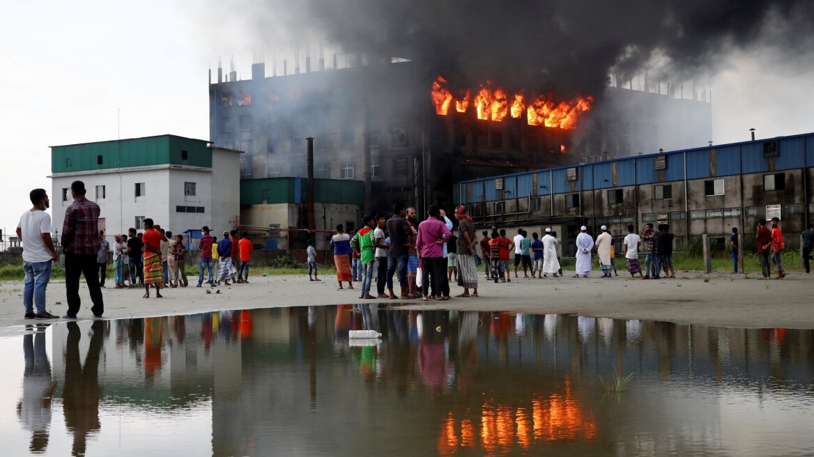 Μπαγκλαντές: Κατηγορούμενος για ανθρωποκτονία ο ιδιοκτήτης του εργοστασίου, που τυλίχθηκε στις φλόγες